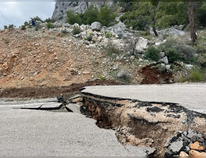 Antalya’da Sağanak Yağış Heyelana Neden Oldu: Konyaaltı Hisarçandır Yolu Ulaşıma Kapandı