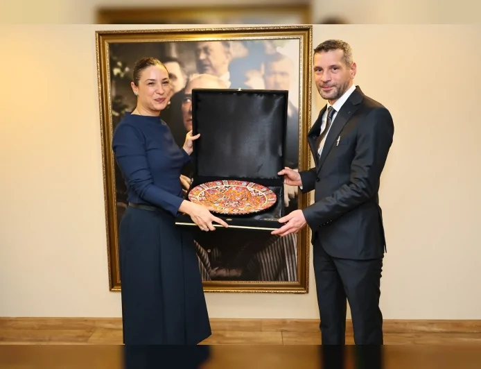 Efes Selçuk Belediyesi’ne Hayvan Ambulansı Bağışı: “Yaklaşık Bir Buçuk Milyon Değerindeki Aracı Belediyemize Hibe Etti”