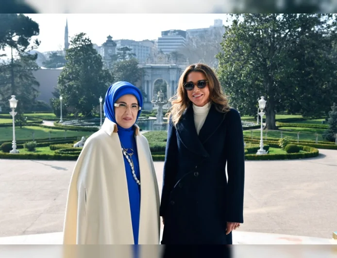 Cumhurbaşkanı Erdoğan’ın Eşi Emine Erdoğan, Ürdün Kraliçesi Rania Al Abdullah’ı Dolmabahçe Sarayı’nda Ağırladı
