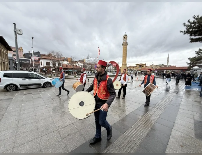 Çorum’da Ramazan Davulcuları 49 Kişilik Ekiple Göreve Hazır: “Geleneklerimizi Yaşatmaya Devam Edeceğiz”