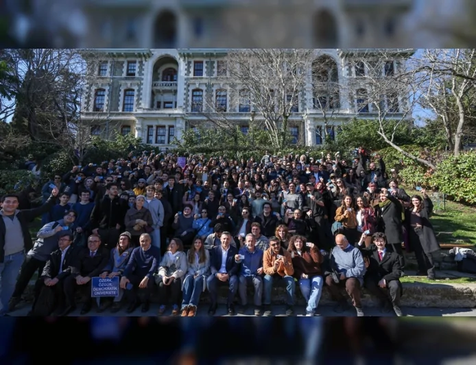 Cumhuriyet Halk Partisi Genel Başkanı Özgür Özel Boğaziçi Üniversitesi’nde 1261’inci kayyım nöbetine destek verdi ve öğrencilerle görüşerek eleştirilerini dile getirdi