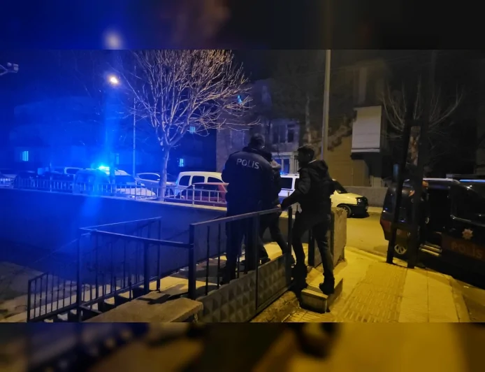 Çorum’da Okul Bahçesine Otomatik Tüfekle Giren 2 Şüpheli Polis Tarafından Yakalandı