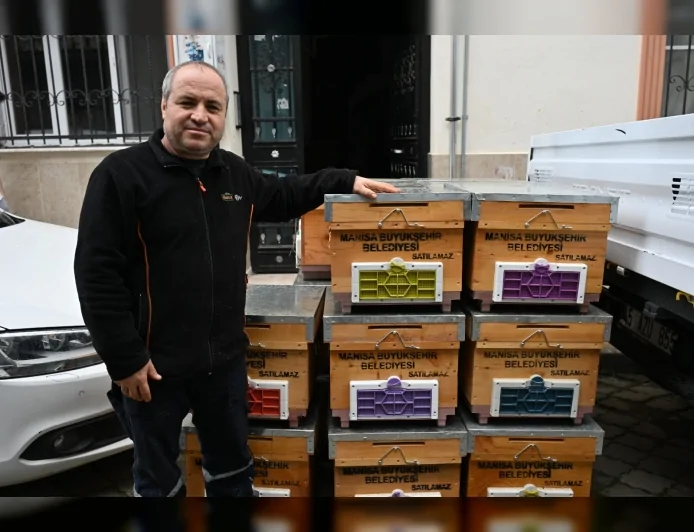 Manisa Büyükşehir Belediyesi Selden Zarar Gören Arıcıya 20 Kovan Desteği Sağladı