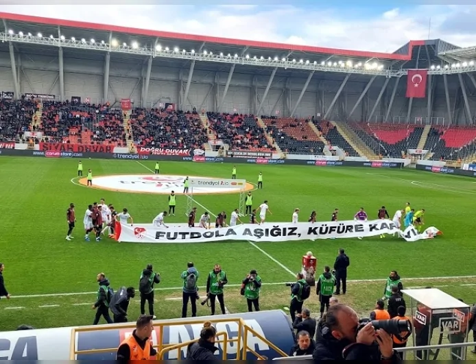 Arca Çorum FK, Ümraniyespor’u 2-0 mağlup ederek Süper Lig umutlarını sürdürdü