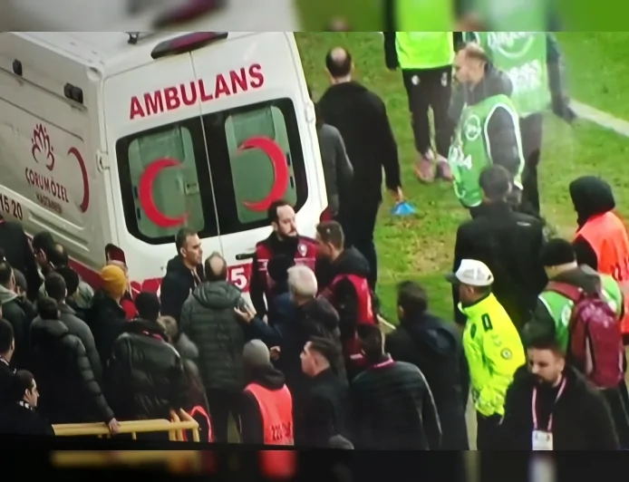 Çorum FK ile Ümraniyespor maçında tribünde fenalaşan altyapı antrenörü Hayrettin Karaca kalp krizi geçirdi