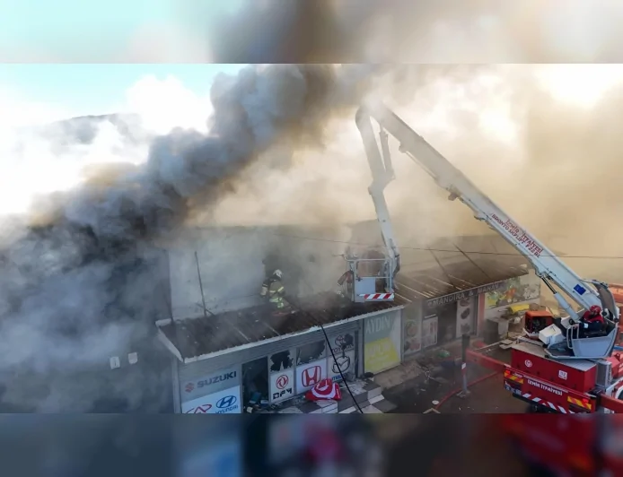 İzmir Büyükşehir Belediyesi İtfaiyesi Buca 6. Sanayi Sitesi’ndeki İş Yeri Yangınını İki Saatte Kontrol Altına Aldı