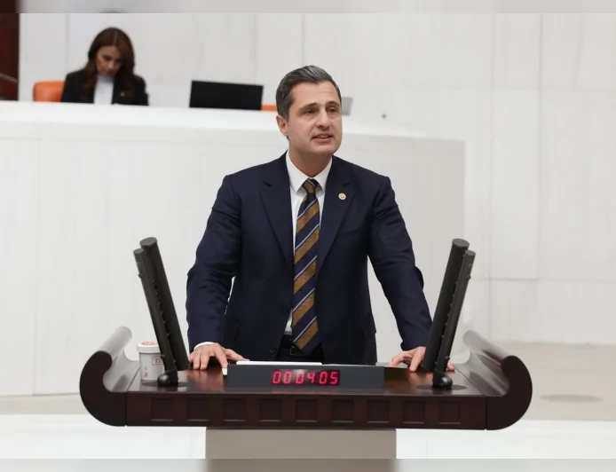 TBMM Üyesi Deniz Yücel: “MEB’in Görevi Cumhurbaşkanı Sevgisini Ölçmek Mi?”