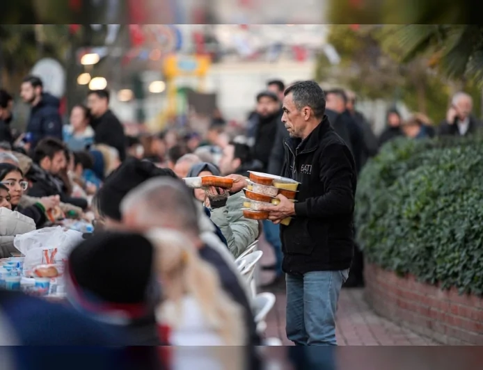İzmir Büyükşehir Belediyesi Karşıyaka’da 3 Bin Kişilik İftar Sofrası Kurdu