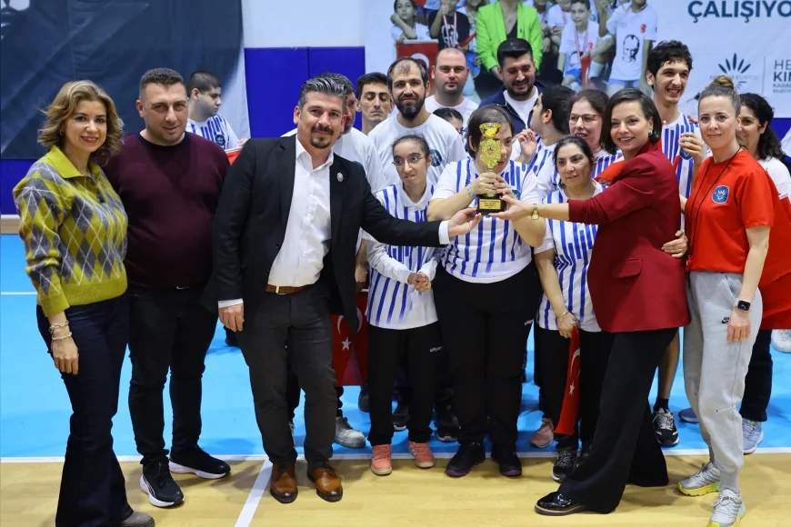 Karabağlar Belediyesi Sömestr Spor Şenliği İhsan Alyanak Spor Salonu’nda binlerce kişinin katılımıyla coşkuyla gerçekleşti