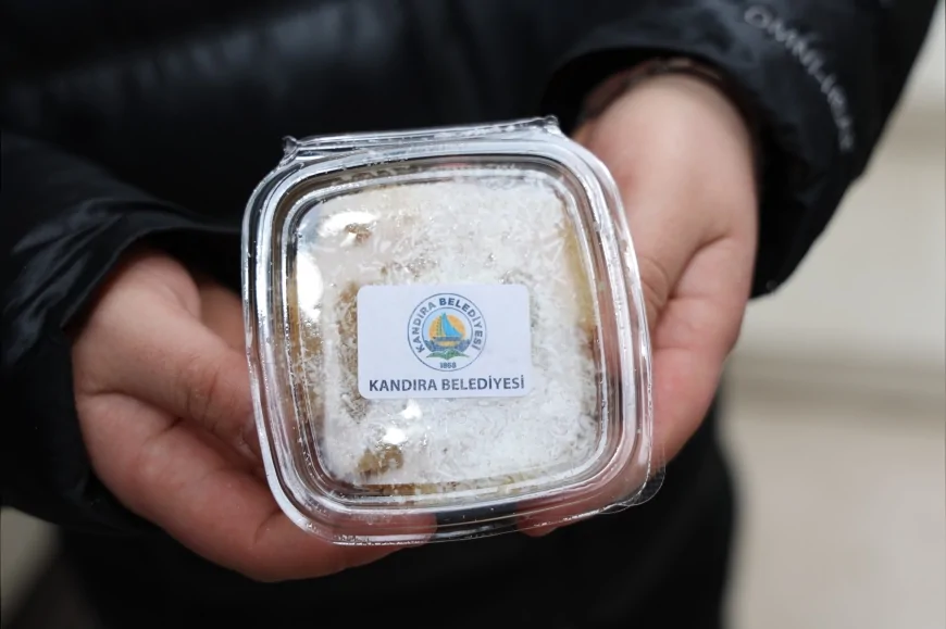 Kandıra Belediyesi Berat Kandili’nde İlçe Genelinde Helva İkramıyla Geleneği Yaşattı