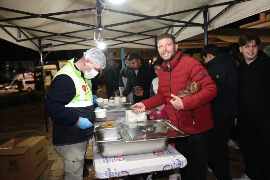 Denizli Büyükşehir Belediyesi Kandil Geleneğini Sürdürdü: Berat Kandili’nde Cami Çıkışlarında Sıcak Helva İkramı