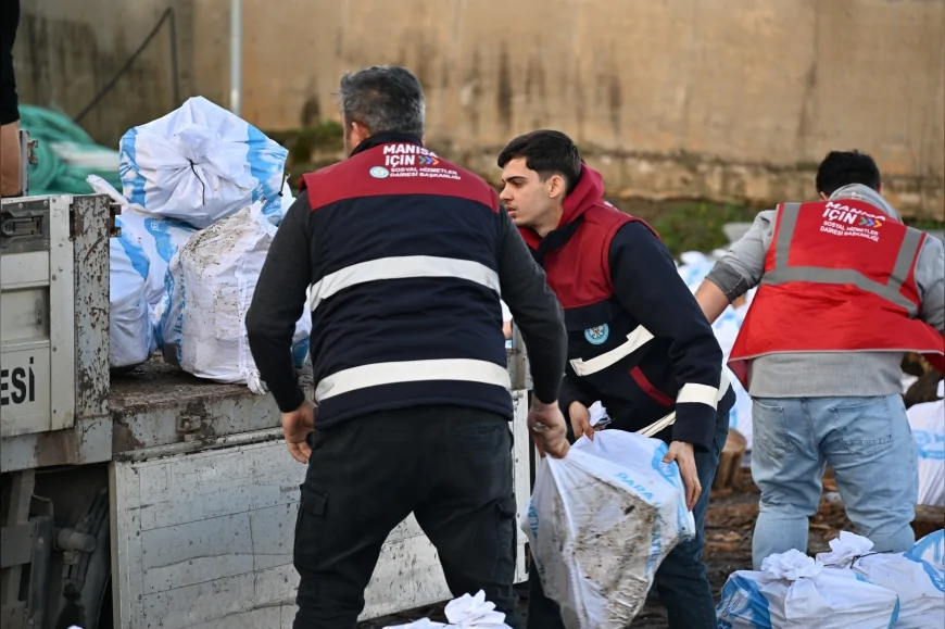 Manisa Büyükşehir Belediyesi İhtiyaç Sahiplerine Budama Odunlarından Yakacak Desteği Sağlıyor