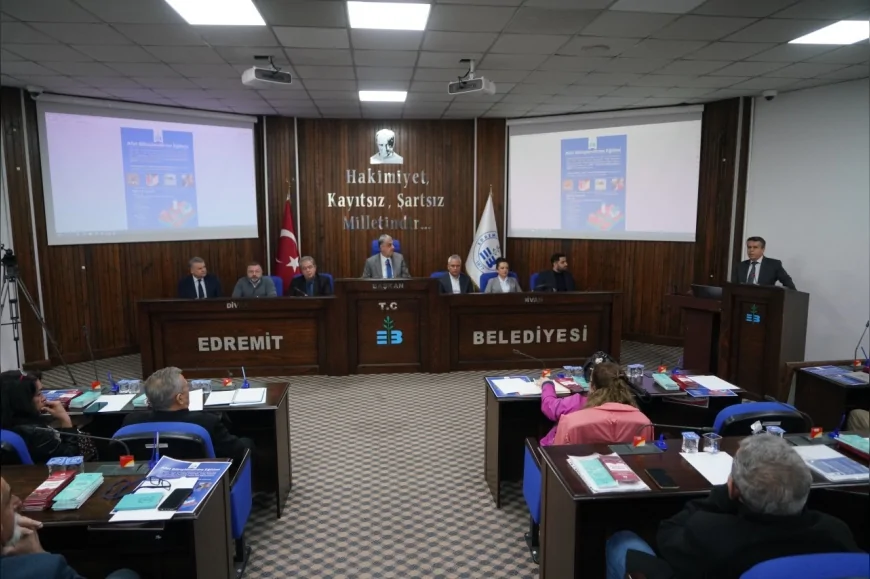 Edremit’te Muhtarlar Toplantısında Afet Hazırlığı, Doğalgaz ve Arıtma Projeleri Gündeme Alındı