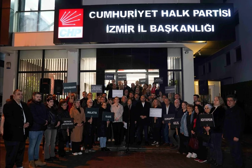 CHP İzmir İl Başkanlığı 6 Şubat depremlerinin üçüncü yılında saat 04.17’de anma töreni düzenledi