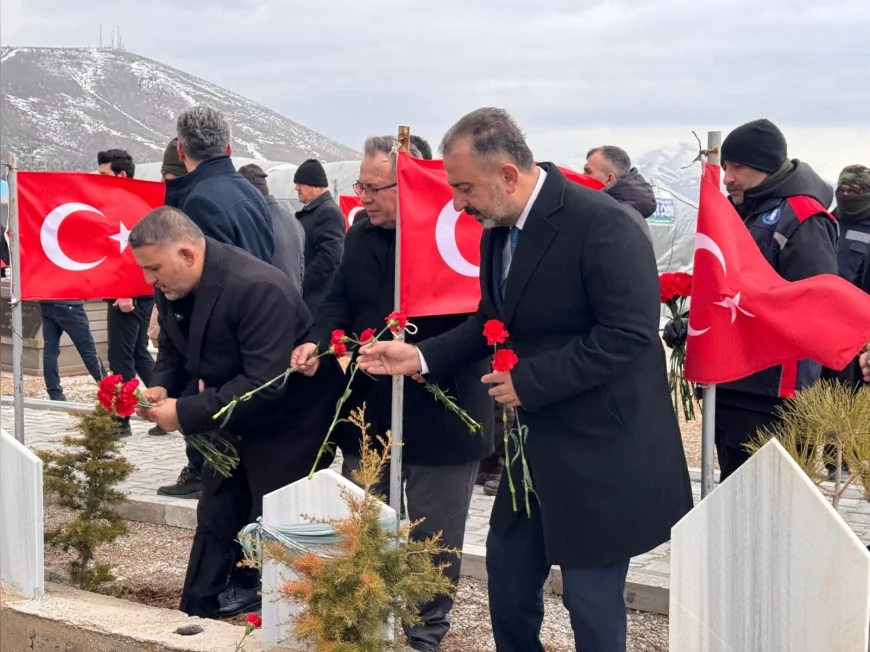 Depremin üçüncü yıl dönümünde Çorum Belediyesi kardeş şehir Afşin’de deprem şehitlerini andı