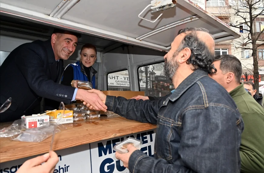 Yalova Belediyesi 6 Şubat Kahramanmaraş Depremleri’nin Yıl Dönümünde Vatandaşlara Helva İkramında Bulundu