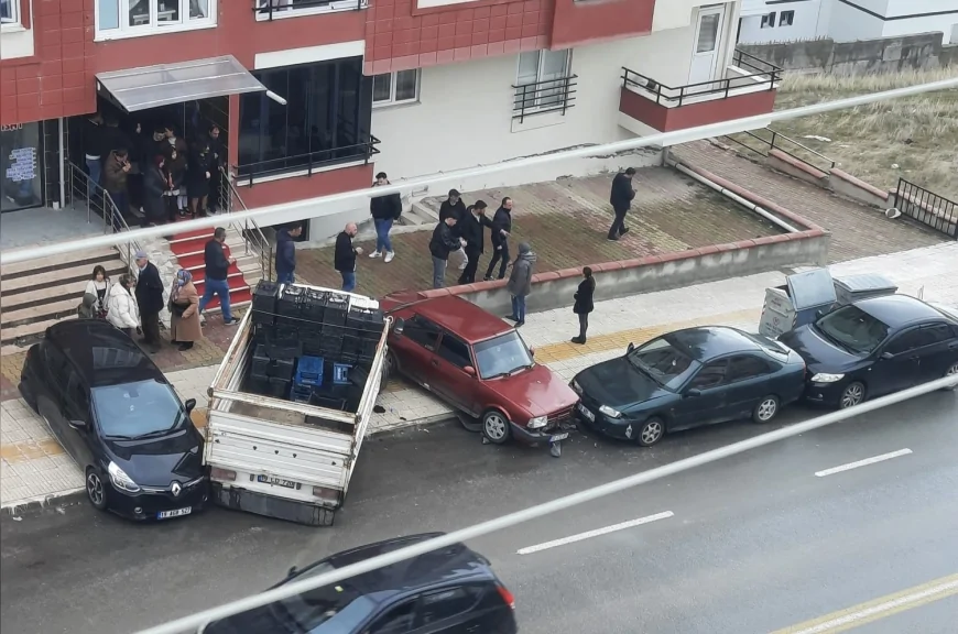 Çorum Bahçelievler’de kontrolden çıkan kamyonet park halindeki 4 otomobile çarptı