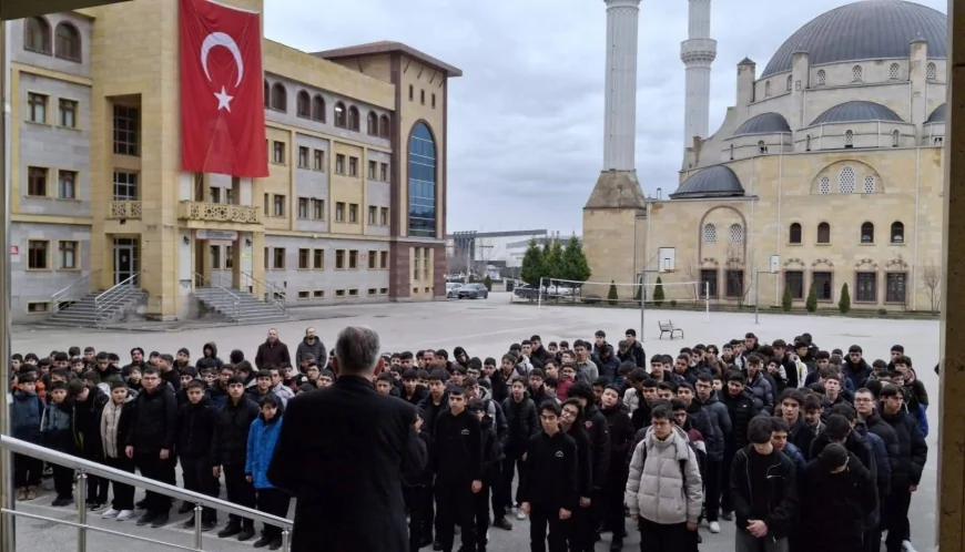 Çorum’da İmam Hatip Lisesi Öğrencilerinden 6 Şubat Deprem Şehitleri İçin Anma Programı