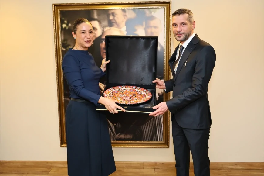 Efes Selçuk Belediyesi’ne Hayvan Ambulansı Bağışı: “Yaklaşık Bir Buçuk Milyon Değerindeki Aracı Belediyemize Hibe Etti”