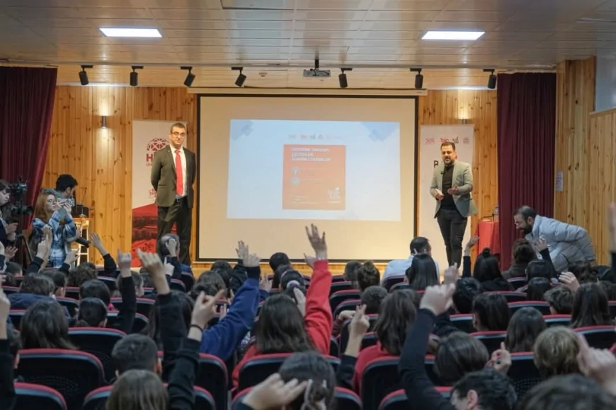 Hitit Üniversitesi, “asrın felaketi”nin üçüncü yıl dönümünde Bilim Kafe’de ortaokullulara deprem bilinci kazandırdı