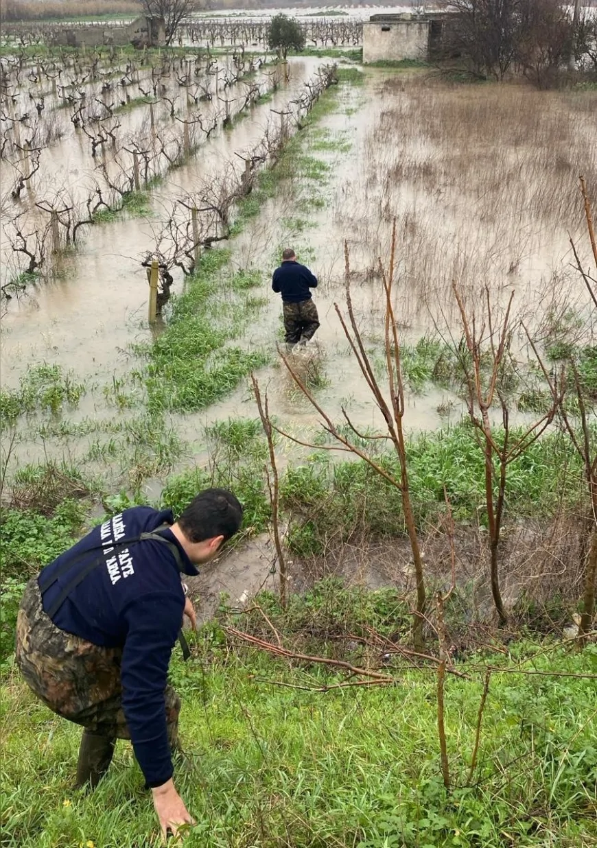 Manisa’da Sel Alarmı: Büyükşehir İtfaiyesi Mahsur Kalan Aileleri ve Hayvanları Kurtardı