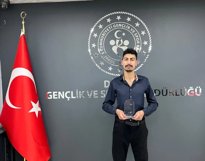 Psikolog Ömer Ünal Türkiye’nin Toplumsal Ruh Halini Yazdı: “Bir Ülke Ancak Kendinden Kaçmayı Bıraktığında İyileşir”