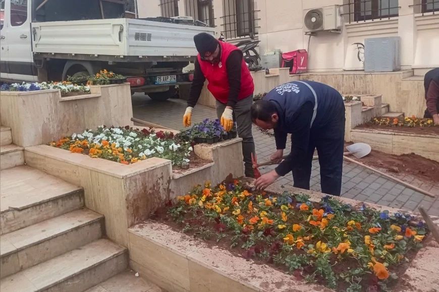 Efeler Belediye Başkanı Anıl Yetişkin: “Sokaklarımızı ve parklarımızı çiçeklerle buluşturuyoruz”