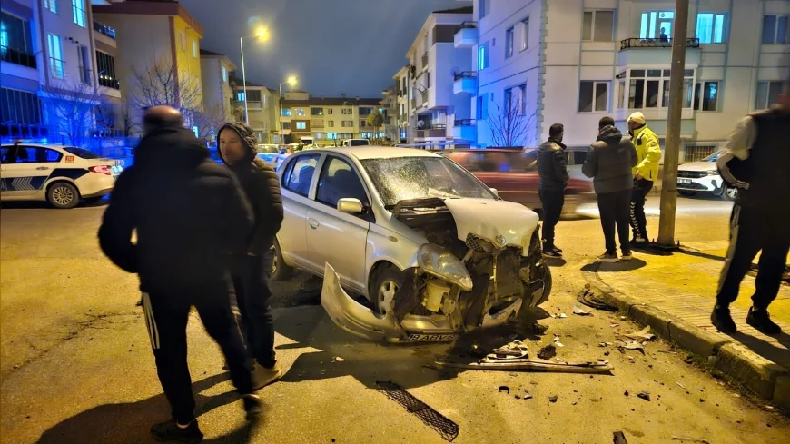 Çorum Ulukavak Mahallesi’nde otomobil ile hafif ticari araç çarpıştı 2 kişi yaralandı