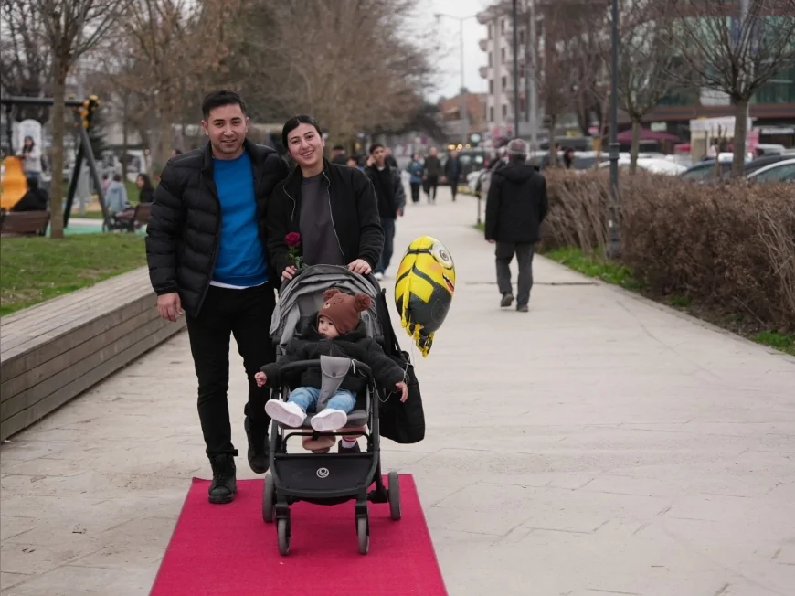 Düzce Belediyesi 14 Şubat’ta Millet Bahçesi’nde Çiftlere Kırmızı Halı Sürprizi Yaptı: “Seven Bir Kalp İçin Her Gün 14 Şubat”