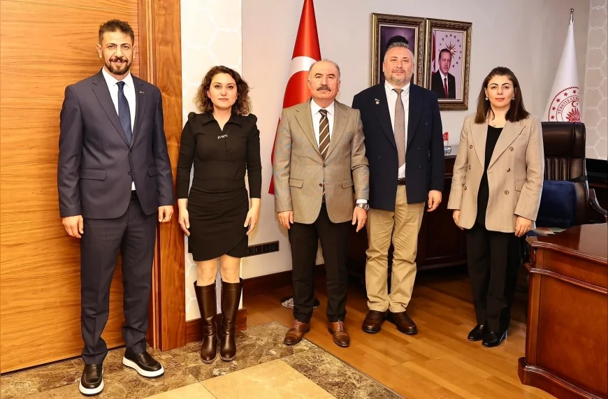 Çorum Valisi Ali Çalgan Eğitim-İş Çorum Şube Başkanı Tuba Demirel’i Makamında Kabul Etti