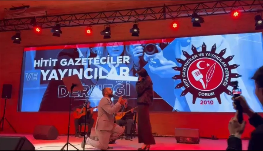 Hitit Tiyatro Genel Sanat Yönetmeni Caner Ergan’dan Sahnede Sürpriz Evlilik Teklifi