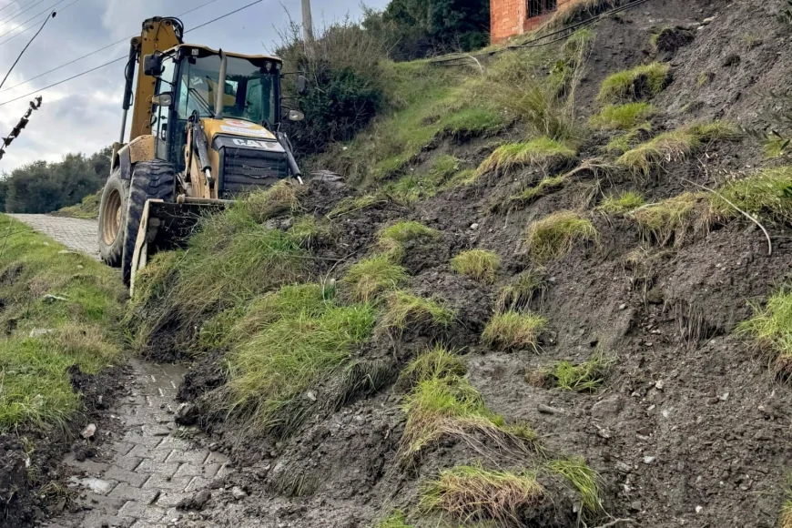 Efeler Belediyesi Fen İşleri Ekipleri Yoğun Yağışta Kapanan Yollara Anında Müdahale Etti
