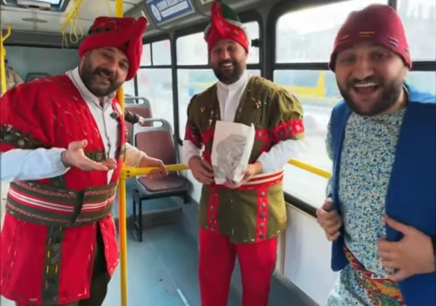 Çorum Belediyesi’nden “İftar Pidesi Bizden” Etkinliği: Hacivat ve Karagöz’le Otobüslerde Sıcak Pide Dağıtıldı