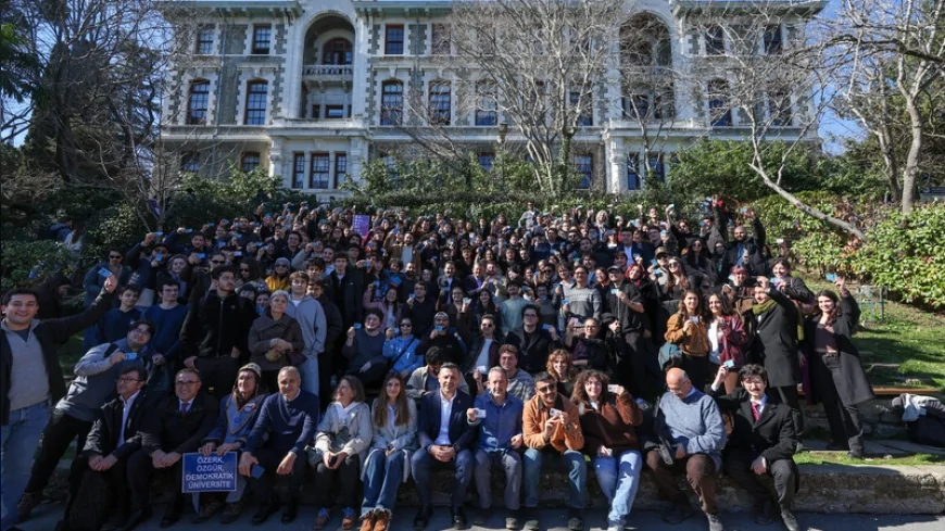 Cumhuriyet Halk Partisi Genel Başkanı Özgür Özel Boğaziçi Üniversitesi’nde 1261’inci kayyım nöbetine destek verdi ve öğrencilerle görüşerek eleştirilerini dile getirdi