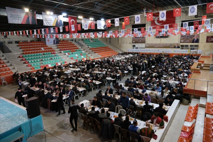Çorum Belediyesi’nin İftar Sofrasında İlk Oruç Açıldı: “Ramazan Boyunca Her Gün 1000 Kişiye İftar Vereceğiz”