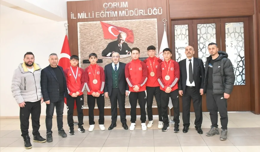 Çorumlu Şampiyon Güreşçiler İl Millî Eğitim Müdürü Cemil Çağlar’ı Ziyaret Etti