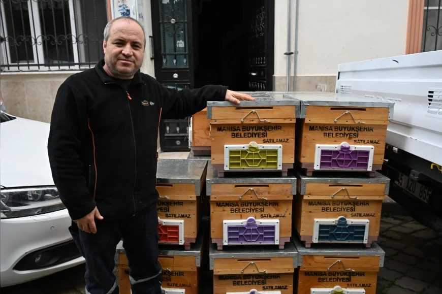 Manisa Büyükşehir Belediyesi Selden Zarar Gören Arıcıya 20 Kovan Desteği Sağladı