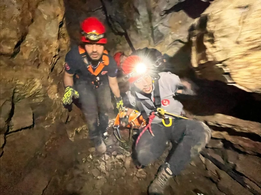 SELÇUK SÜTİNİ MAĞARASI’NDA 9 SAATLİK ZORLU KURTARMA OPERASYONU