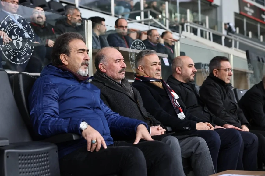 Çorum Valisi Ali Çalgan, Arca Çorum FK’nın 2-0’lık galibiyetini tribünden takip etti