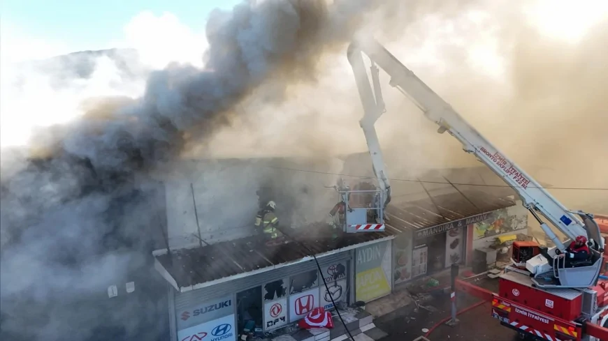İzmir Büyükşehir Belediyesi İtfaiyesi Buca 6. Sanayi Sitesi’ndeki İş Yeri Yangınını İki Saatte Kontrol Altına Aldı