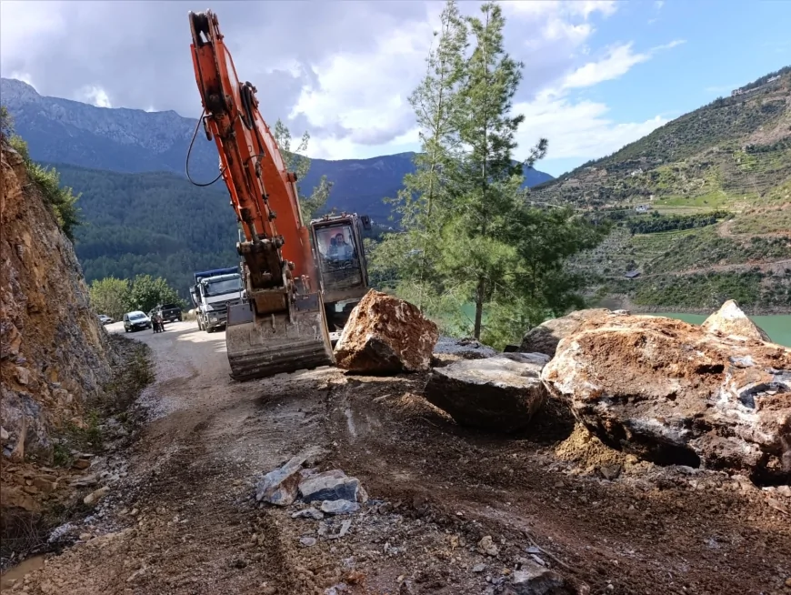 ANTALYA BÜYÜKŞEHİR BELEDİYESİ ALANYA’DA YAĞIŞIN HASAR VERDİĞİ YOLLARI ONARIYOR