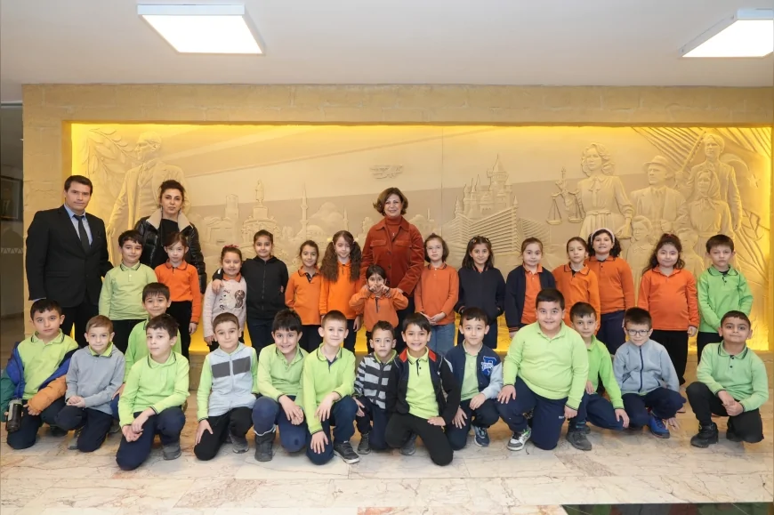 ESKİŞEHİR BÜYÜKŞEHİR BELEDİYE BAŞKANI AYŞE ÜNLÜCE MİNİK ÖĞRENCİLERİ MECLİS SALONU’NDA AĞIRLADI