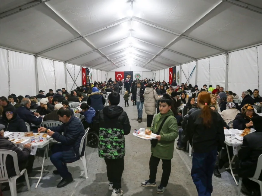 ETİMESGUT’TA RAMAZAN SOFRALARI DÖRT NOKTADA BİNLERCE VATANDAŞI AYNI MASADA BULUŞTURUYOR