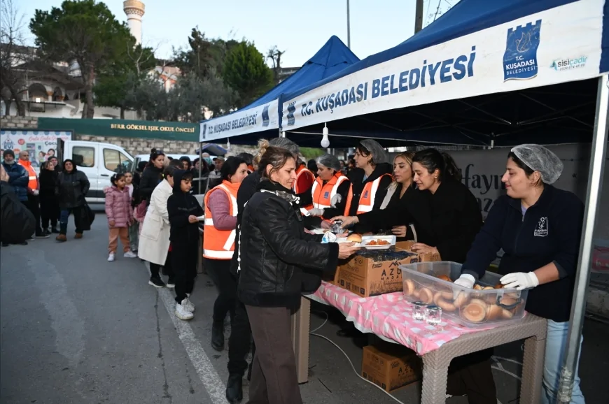 KUŞADASI BELEDİYESİ CUMHURİYET MAHALLESİ’NDE 1000 KİŞİLİK İFTAR SOFRASI KURDU