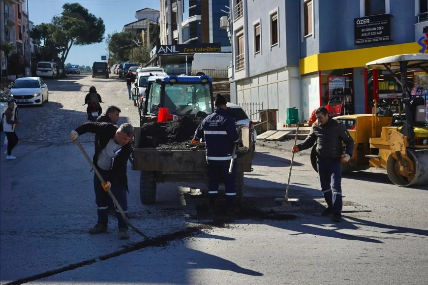 Ayvalık Belediyesi 150 Evler Mahallesi’nde Bozulan Yollara Müdahale Ediyor