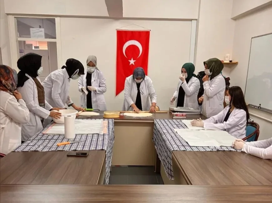 ALACA HALK EĞİTİM MERKEZİ’NDEN GAZZE’YE RAMAZAN DAYANIŞMASI SAHUR SOFRALARINA ULAŞAN YARDIM KOLİLERİ HAZIRLANDI