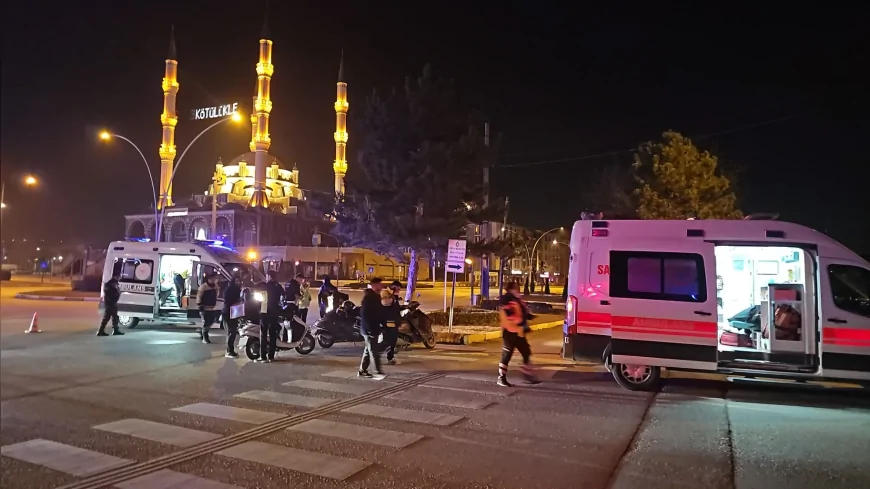 Çorum’da Işıklı Kavşakta İki Motosiklet Çarpıştı 2 Sürücü Yaralandı