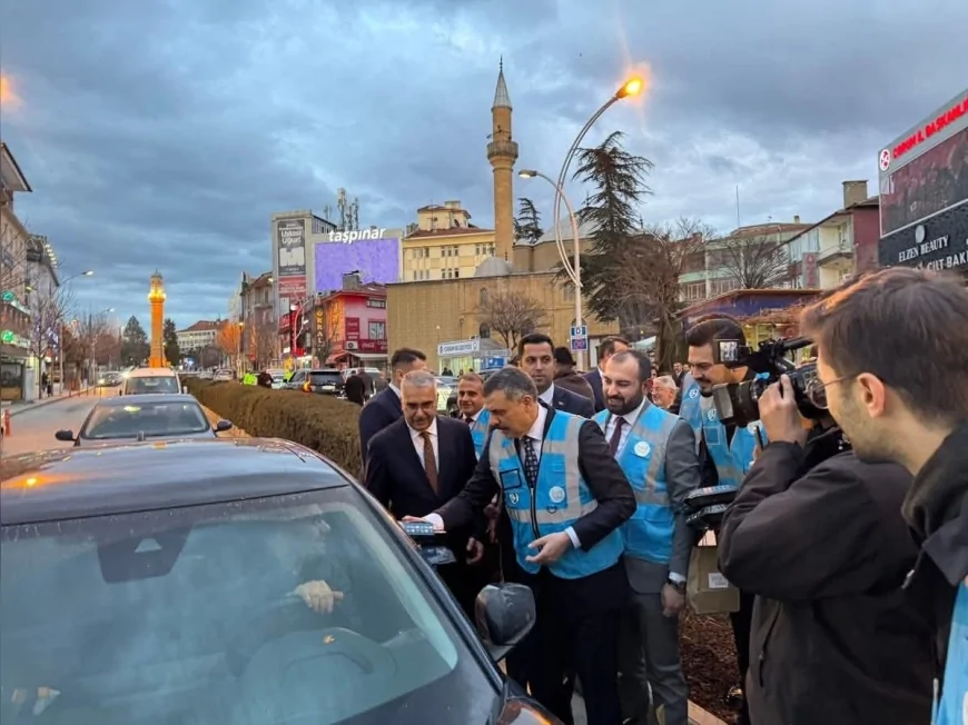 İçişleri Bakanı Mustafa Çiftçi Çorum’da Gençlerle Birlikte İftara 5 Kala Vatandaşlara İkramda Bulundu