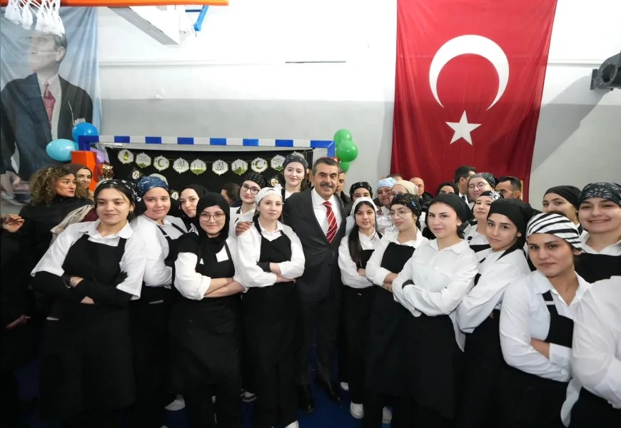 MİLLÎ EĞİTİM BAKANI YUSUF TEKİN KEÇİÖREN’DE ÖĞRENCİ VE ÖĞRETMENLERLE İFTAR SOFRASINDA BULUŞTU