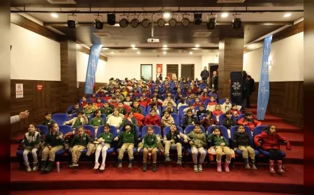 AYDIN BÜYÜKŞEHİR BELEDİYE BAŞKANI ÖZLEM ÇERÇİOĞLU KOÇARLI’DA MİNİKLERİ “MÜZİSYENLER ÇETESİ” OYUNUYLA TİYATROYLA BULUŞTURDU